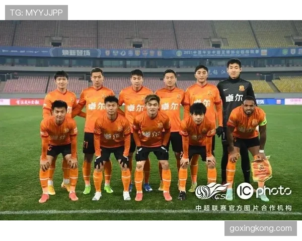 广州足球俱乐部近期防守端表现稳健，中后场协作成为比赛稳定因素